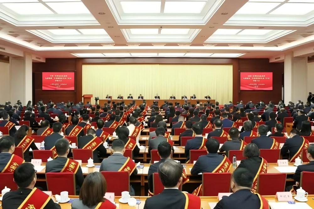 董事長(zhǎng)熊俊杰榮獲“全國(guó)工業(yè)和信息化系統(tǒng)勞動(dòng)模范”稱號(hào)！